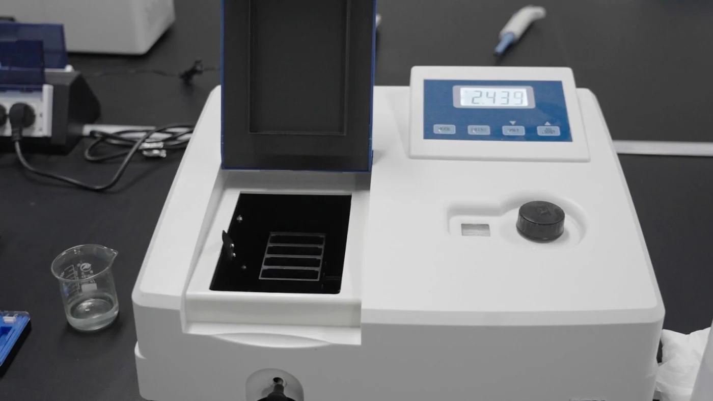 Laboratory analysis equipment for product sample evaluation